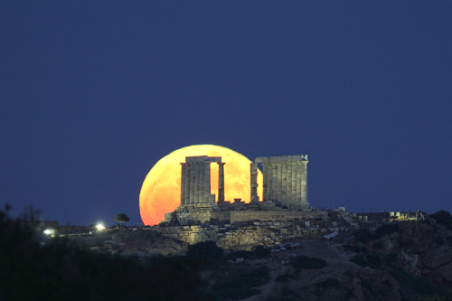 expose-the-light: Moonrise and the temple of Poseidon at Sounio, Greece