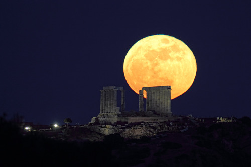 hippiehideaway:Moonrise and the temple of Poseidon at Sounio, Greece