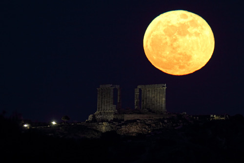 perennialphilosophy:  expose-the-light:  Moonrise and the temple of Poseidon at Sounio, Greece  ho.ly.sh.it.  