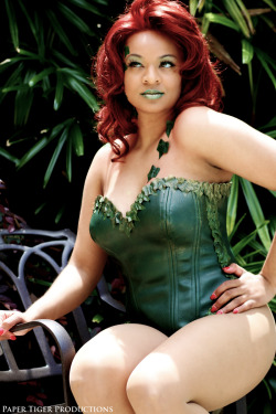 geekgirlsmash:  papertigerphoto:  Poison Ivy; DC Universe Cosplayer: Coconut Jacobs  I need to know what she’s wearing on her lips. 