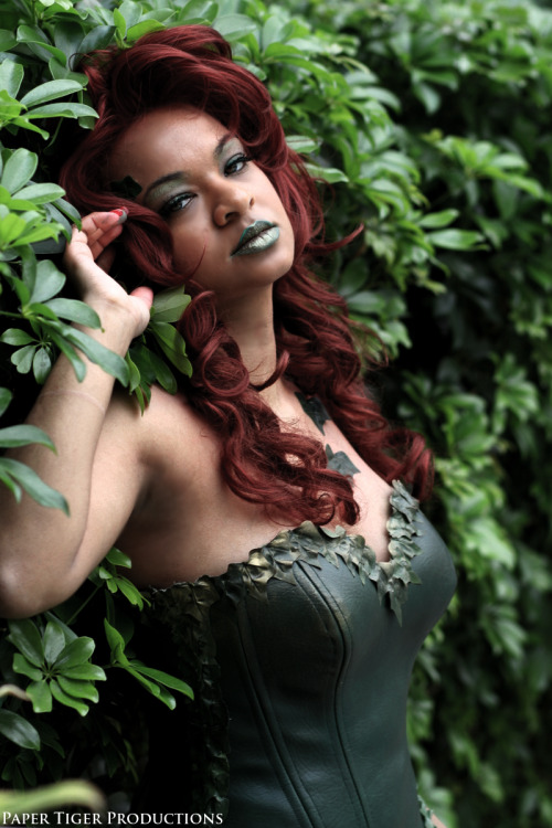 geekgirlsmash:  papertigerphoto:  Poison Ivy; DC Universe Cosplayer: Coconut Jacobs  I need to know what she’s wearing on her lips. 