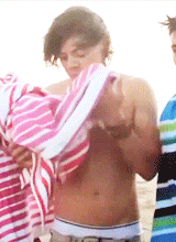 harrystylesdaily:  9 pics/gifs of harry styles being an inconsiderate asshole 