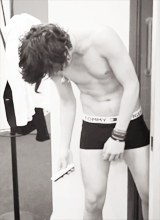 harrystylesdaily:  9 pics/gifs of harry styles being an inconsiderate asshole 