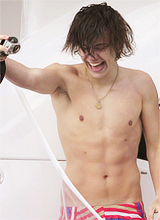 harrystylesdaily:  9 pics/gifs of harry styles being an inconsiderate asshole 