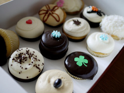 thenommables:  04-10 cupcakes (by Front Studio)