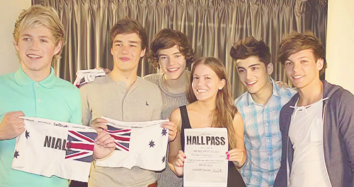 blamestyles:  One Direction getting souvenirs from The HotHits’ website manager