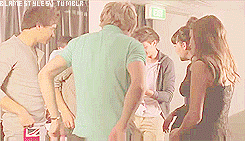 blamestyles:  One Direction getting souvenirs from The HotHits’ website manager