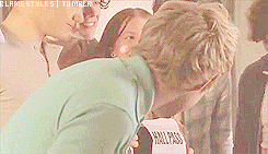 blamestyles:  One Direction getting souvenirs from The HotHits’ website manager