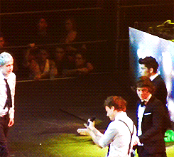 keepcalmandloveonedirection:  onedirectiononebandonedream:   x  I CANT  oh my gawd