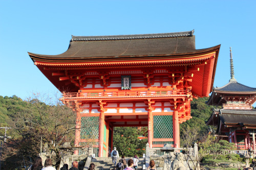 Giant gate that marks the entrance of Kiyomizu-dera.