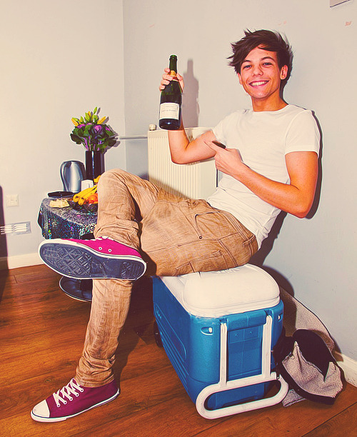 sextingharrrrrry:  classy bitches drink wine 