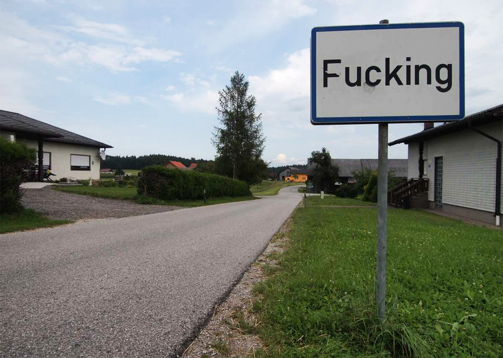 fucking-insanity:  En un pequeño pueblo de Austria están jodidos El alcalde de