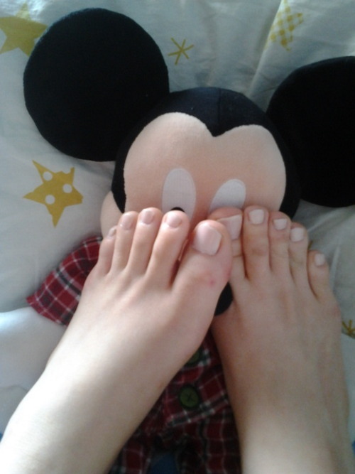 barefootwomen101:feetzhellyeah:  gorgeous-feet:  Lucky bastard! LOL  Girl feet fan