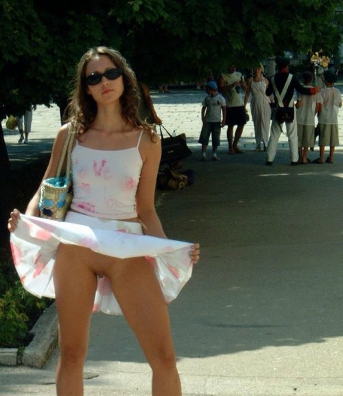 exposed-in-public:  Tourists love Flashing Friday from http://exposed-in-public.tumblr.com/ underheroverhim:  Bare & smooth  