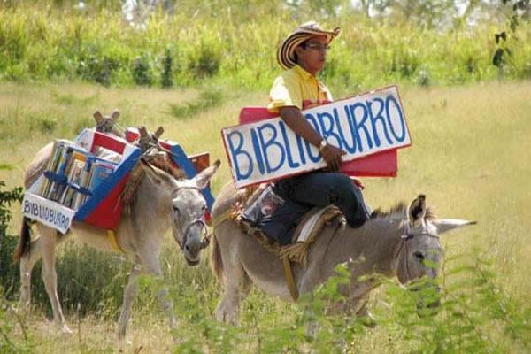 jndevereux:
“selucha:
“ El Biblio-Burro. Es una iniciativa de un maestro (en mayúsculas), que se llama Luis Soriano Borges, que recorre los pueblos más escondidos de Colombia para enseñar los libros a los niños. El burro se llama Beto y la burra...