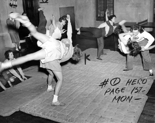 coolchicksfromhistory:Girls at the University of Chicago learn Jiu-jitsu, 1943.