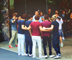 1Dbromance:  The Boys In Front Of Their Hotel In New Zealand (C) 