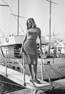 Jeanjeanie61:  Honor Blackman Http://Uktv.co.uk/Dave/Galleries