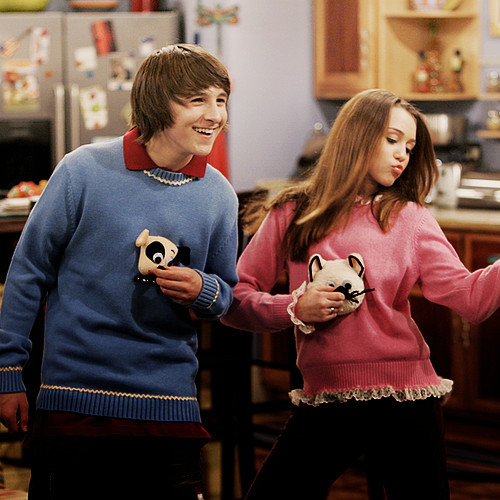 s0l-de-invierno:  No soy fan de Miley Cyrus, ni de la serie Hanna Montana…Pero me gusto la foto:’) tiene un no sé que u-u 