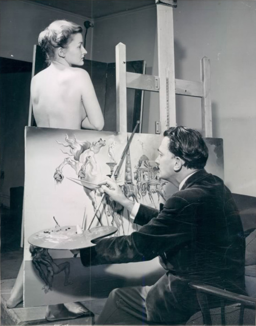 artistandstudio:  Salvador Dali, painting The Temptation of Saint Anthony   (via)  No uderzające podobieństwo…! Zawsze mnie zaskakują zdjęcia surrealistów, futurystów, impresjonistów, którzy zrewolucjonizowali sztukę. To są poważni