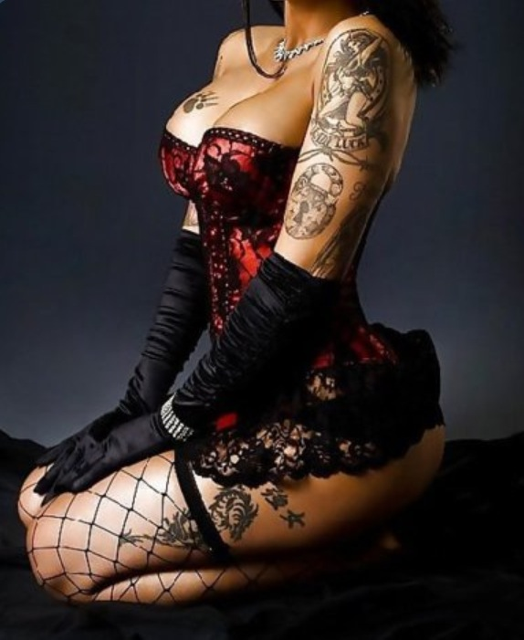 lovescurves77:  crimsoncastle:  ~~~~~~~~Dark Princess~~~~~~~~~~  lovescurves77: STUNNING
