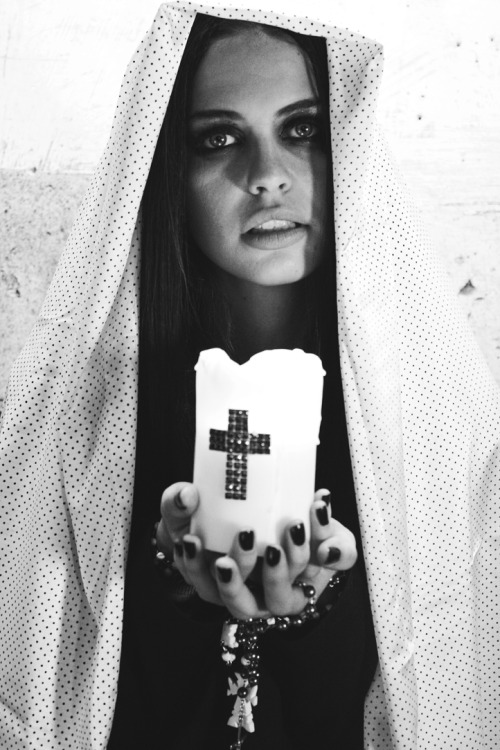 f-l-e-u-r-d-e-l-y-s:  A Religious Experience by Dilia Oviedo Styling – Ana Sting Models – Lauren Auerbach I literally crack!  