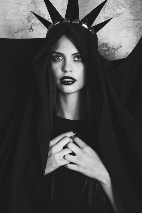 f-l-e-u-r-d-e-l-y-s:  A Religious Experience by Dilia Oviedo Styling – Ana Sting Models – Lauren Auerbach I literally crack!  