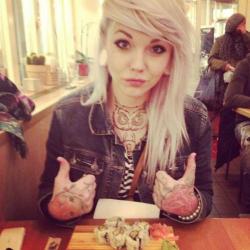 paradox-confessions:  cute and she has sushi 