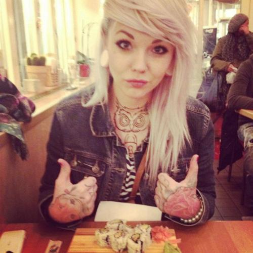paradox-confessions:  cute and she has sushi  