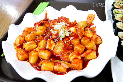 southkoreanfood:SCHOOL FOOD (a South Korean chain serving comfort food, and especially food that s