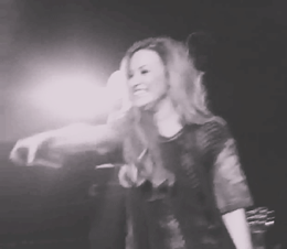 Demi forgets the lyrics during Moves like Jagger 