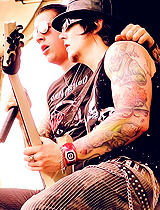 johnnyspurrplehair:  Happy fucking birthday faggot! ♥ best wishes from me and I