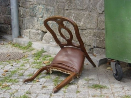 nicklugo:  wehatecollege:  worlds saddest chair   whats wrong buddy  :okay: