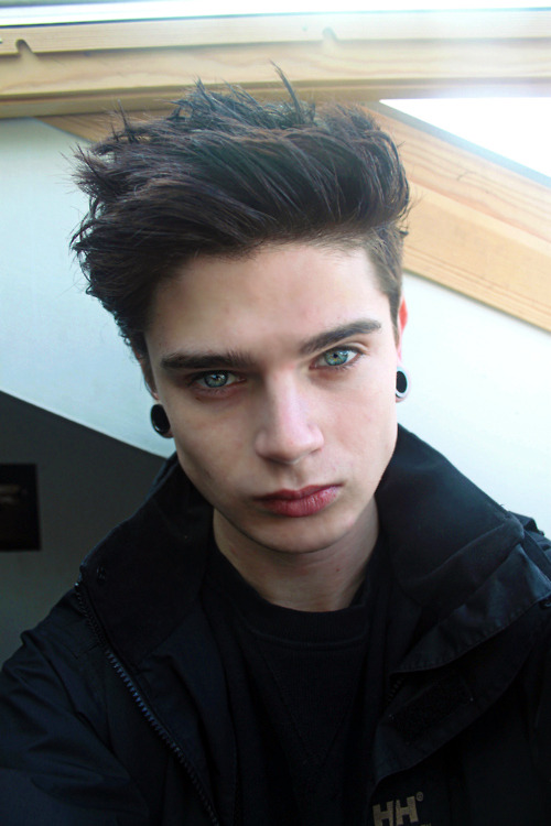 hotsouls:  he looks like a sexy vampire 