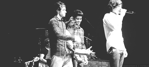 hharreh:   You don’t know… [x]  UAHSDUINZUJASNFHUINFDS OMG, IF I WAS ON THE CONCERT, I’D PROBABLY BE CRYING AND LAUGHING HARD. 