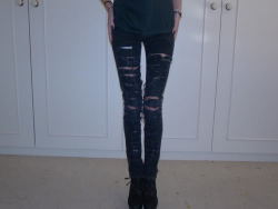 starve-till-loved:  love skinny jeans <3,