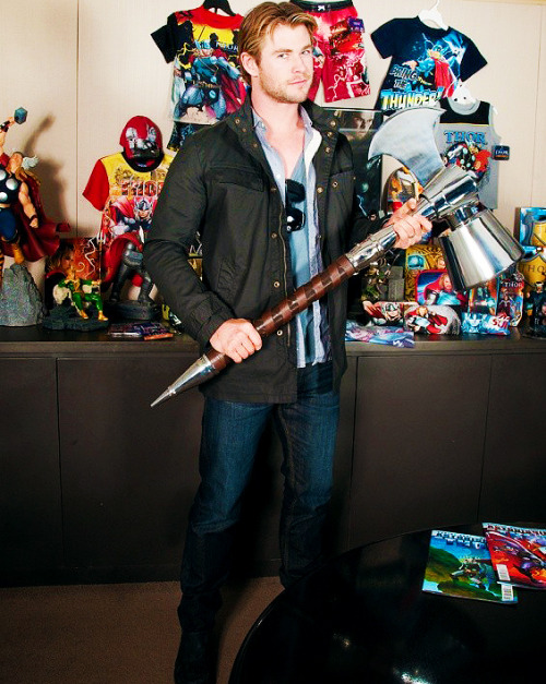 mishaphilia:  #CHRIS HEMSWORTH #YOU JUST LOOK SO RIGHT WITH MEDIEVAL WEAPONS IN YOUR HANDS 