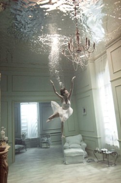 tsloveralice:  underwater~~~~~~~~~~~~ 