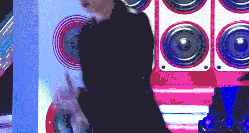 eccentricentricity:   butteristhefly:   A handsome dragon just flew across the screen