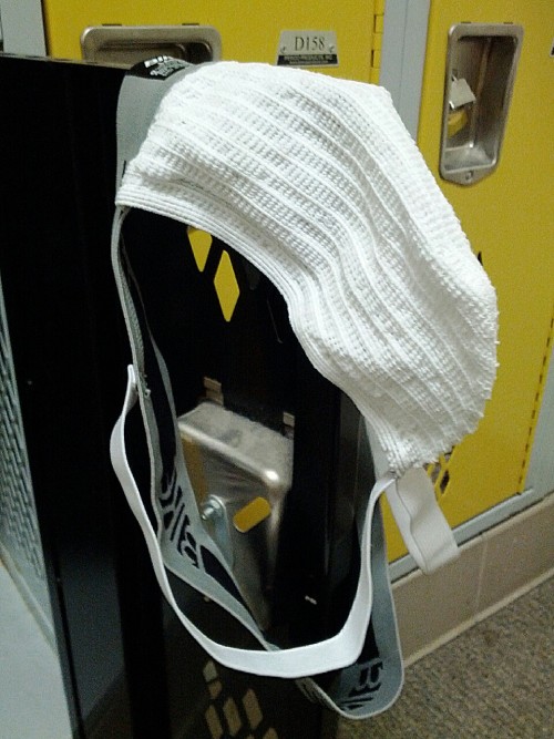 gaymike4daddy:  I’d love to find jocks like this around the gym. 