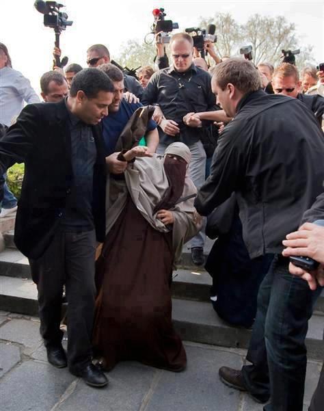 bonerack:  in-the-midst-of-winter:   thisisaminah:   brbkillingnubs:   A French Muslim