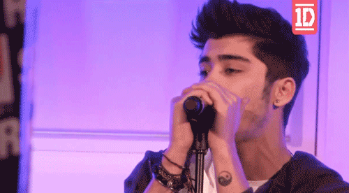 ziamziallniam:  holy shit he’s hotttttt. 