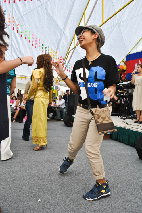 brokenbackbone:  Entertaining the entertainers. Had them cracking up on stage while they were singing, haha.. Hip thrusting to saravan.  Love her outfit