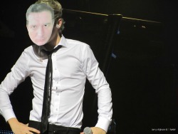 larry-stylinson-1d:  niaall in a paul mask :”)  april 22 concert. 