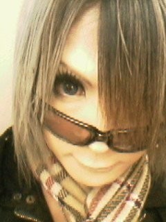 prince-of-roses-teru:  Teru Casual Post {04} I have 116 pictures of Teru without