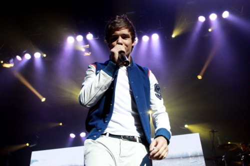 canihaveallfive:  They wear eachother’s clothes onstage.And offstage. BOYFRIENDS! 