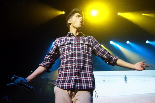 canihaveallfive:  They wear eachother’s clothes onstage.And offstage. BOYFRIENDS! 