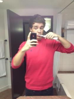 canihaveallfive:  They wear eachother’s clothes onstage.And offstage. BOYFRIENDS! 