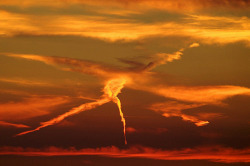 w2mymoonworld:  Amazing Moments from Nature-Sun Behind Clouds via @honey_firefly More at designbeep.com 