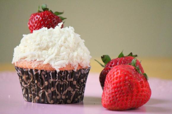 gastrogirl:  fresh strawberry cupcake with vegan coconut frosting. 